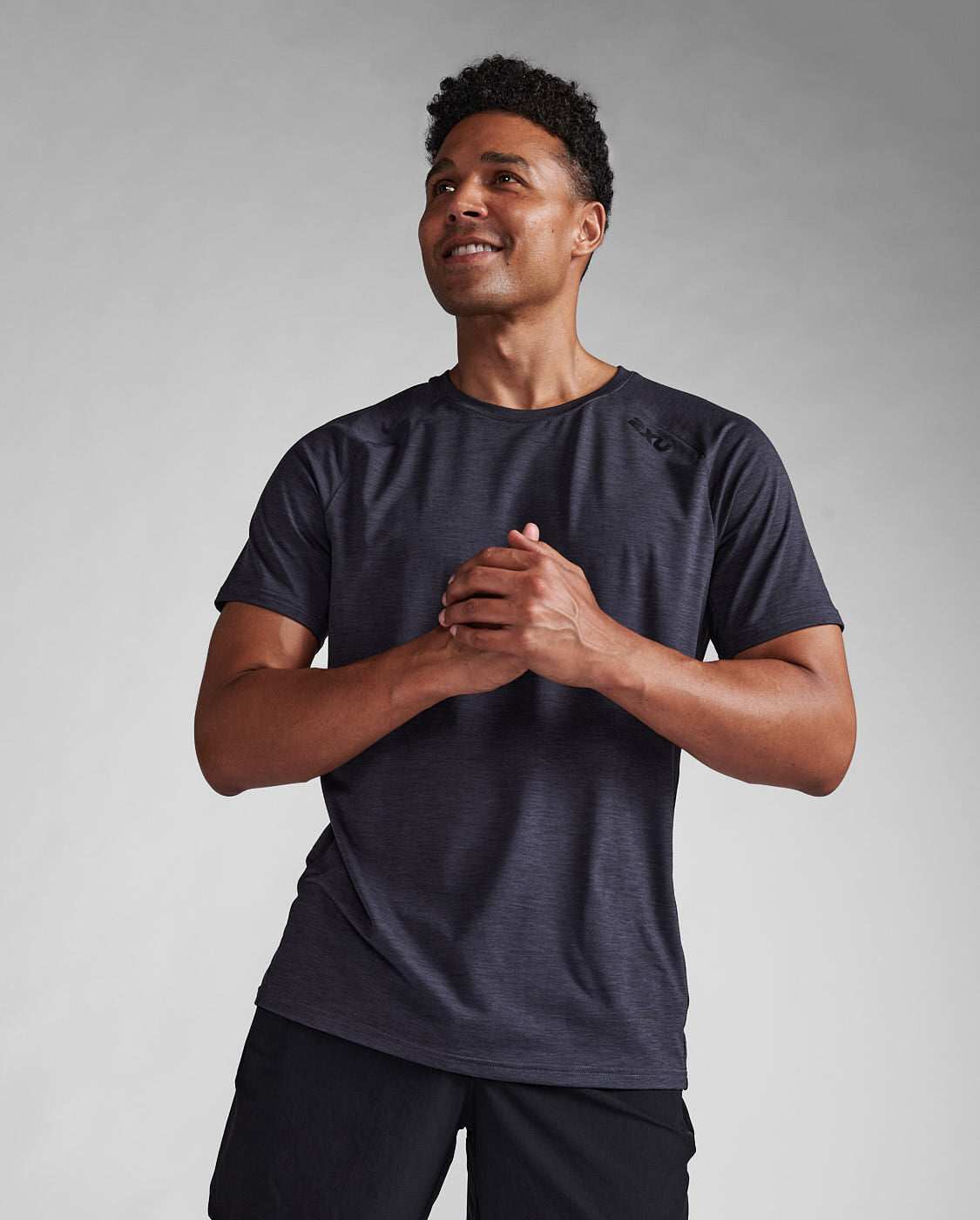 メンズ モーションTee MR7158A IDK/BLK〈セール返品交換・不可〉 – 2XU